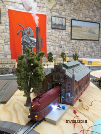 Stromlinienlok in der Werkzeughalle. 