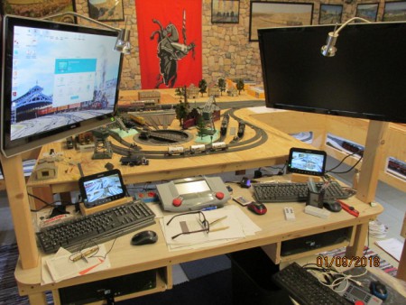 Zentrale. Am rechten Computer wird demnächst das Carsystem gesteuert